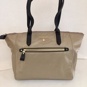 MICHAEL KORS KELSEY MEDIUM NYLON TOP ZIP TOTE BAG